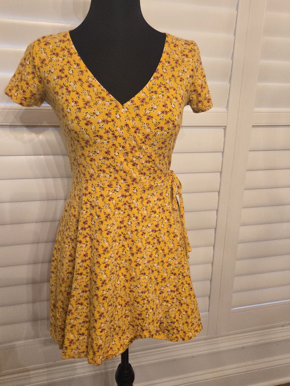 Hollister Co. Yellow Floral Wrap Short-Sleeve Dress Size XS